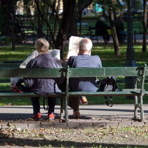 Gdy mój mąż wraca po pracy do domu siadamy razem przy stole i czytam mu na głos artykuły w gazecie.